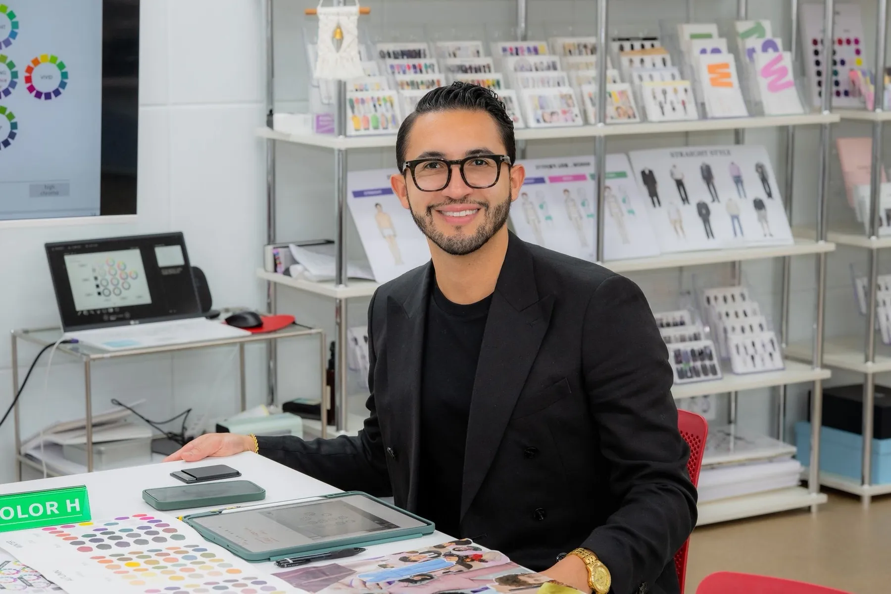 Luis Barahona en su mesa de trabajo