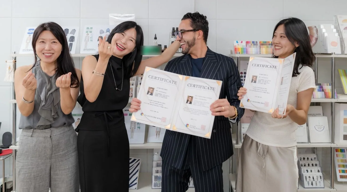 Luis Barahona recibe su certificación en Color H, Seúl, junto al equipo