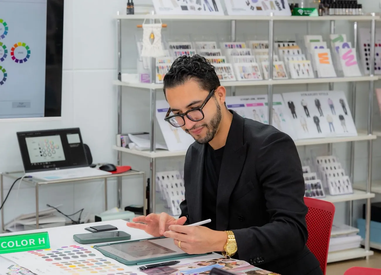 Luis Barahona trabajando en un análisis