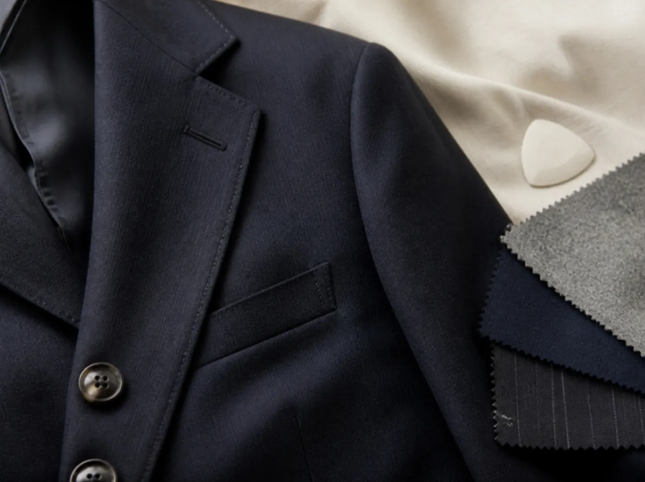 Detalle de solapa, botones y tejido de un traje